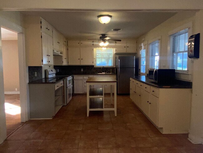 Building Photo - 3 BEDROOM, PLUS OFFICE, BELTON ISD