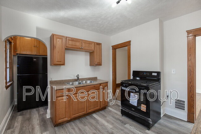 Building Photo - 2936 E 128th St