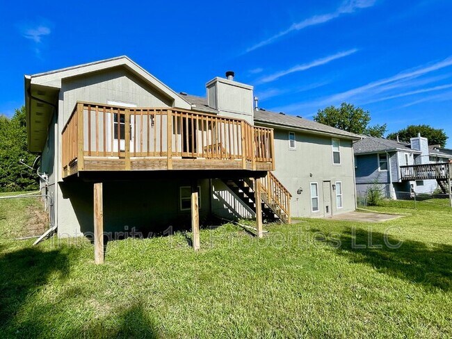Building Photo - 905 SW Foxtail Dr