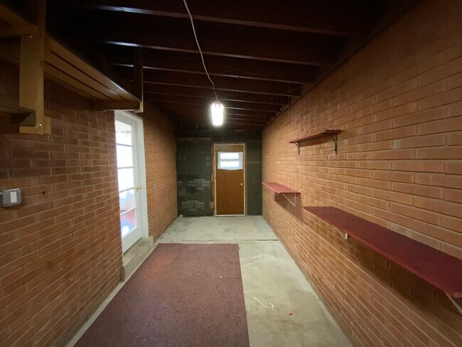 Building Photo - 3 Bedroom Single Story Available Near Coma...