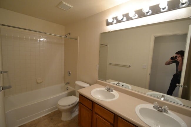 Building Photo - 3 Bedroom Townhome Available Now!
