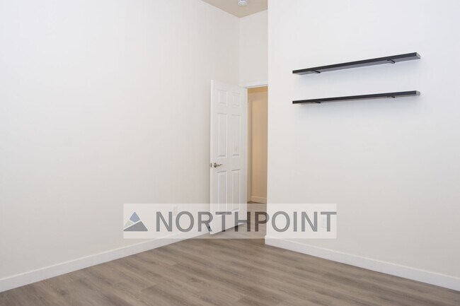 Building Photo - 2BR 2BA Condo w/ Underground Parking • In-Unit Laundry • Gated Courtyard in Salt Lake City