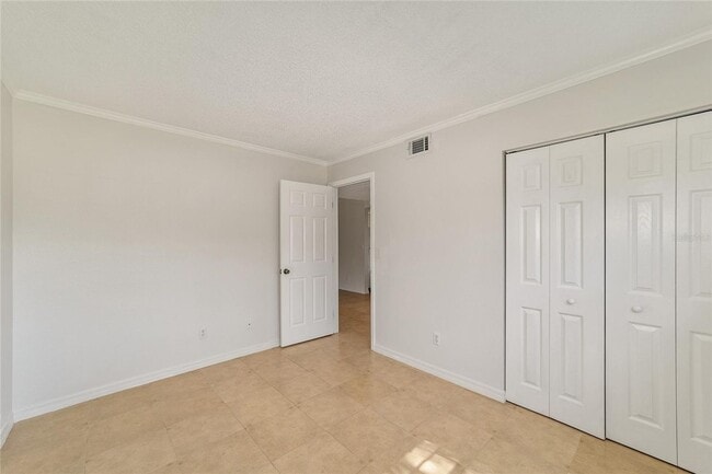 Building Photo - 2/2 downstairs unit Silver Downs Condominiums