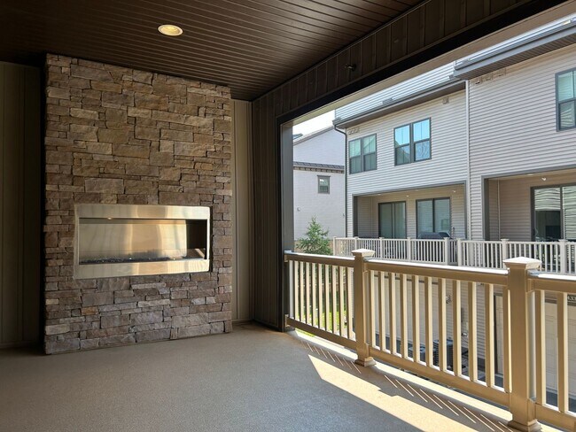 Building Photo - 4 level townhome in Westmoore ready for mo...