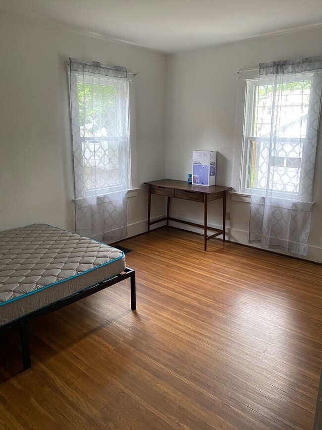 Building Photo - (STUDENT HOUSING) Stunning 5 bedroom, 1 Of...