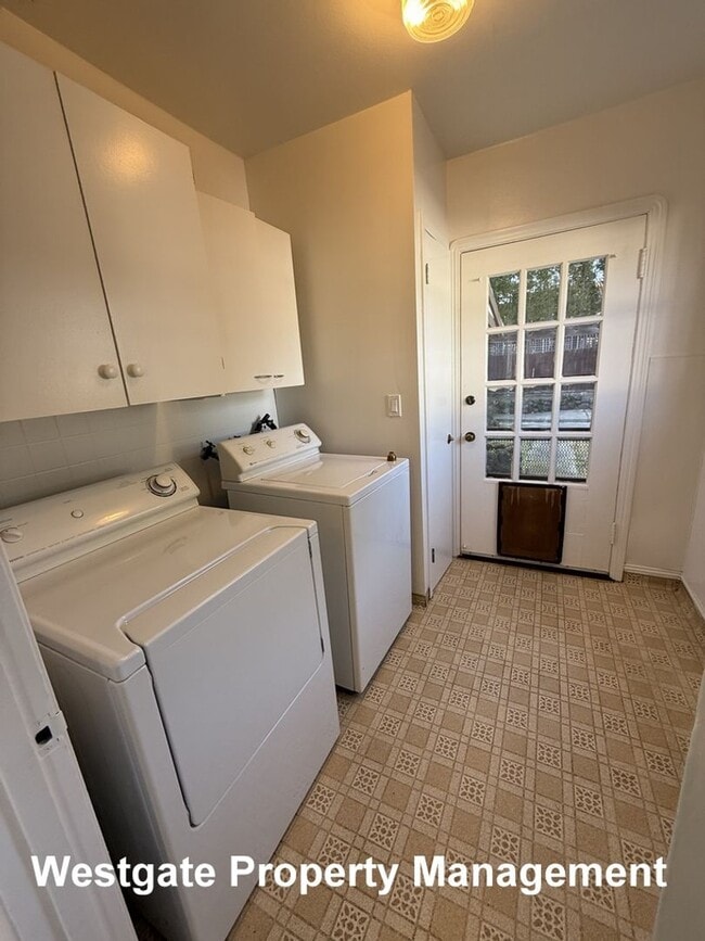 Building Photo - Darling Mediterranean-style 2/1 cottage in West Petaluma - 626 E Street