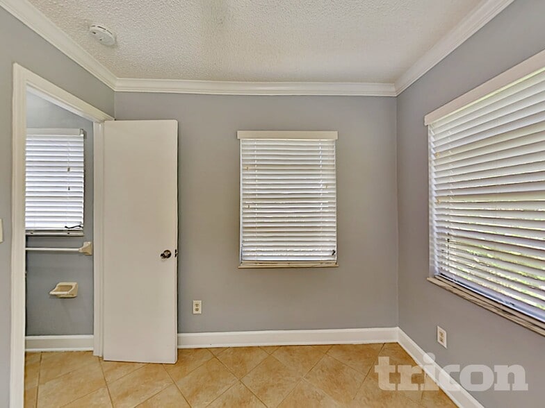 Building Photo - 225 W King St