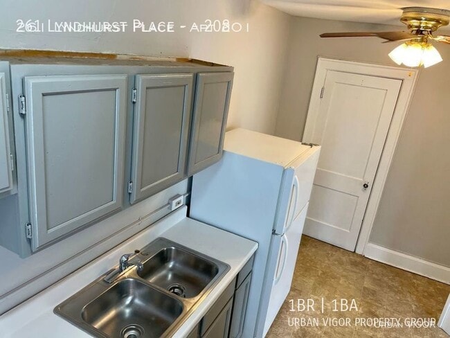 Building Photo - 261 Lyndhurst Pl