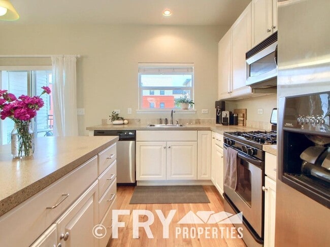 Building Photo - Multi-Level Townhome in the Heart of Belmar
