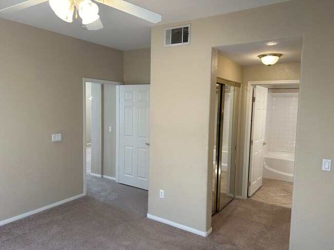 Building Photo - Rare & hard to find 2 BED & 2 BATH with ATTACHED GARAGE.