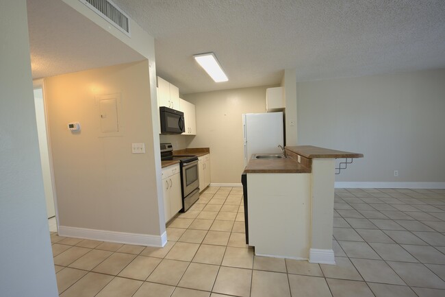 Building Photo - 1523 Meadows Cir