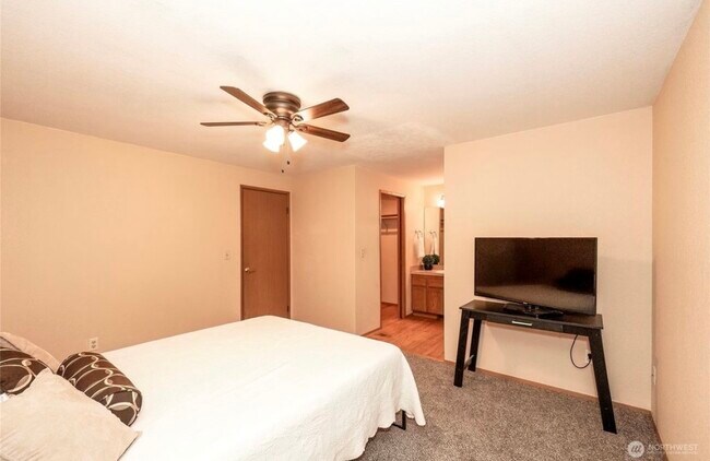 Master bedroom - 4100 Songbird Ln NW