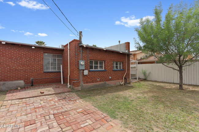 Building Photo - 325 Vista Hill Dr