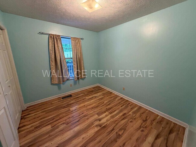 Building Photo - ALL ONE LEVEL IN CLINTON! 3 BDRM, 2 BATH WITH 2 CAR GARAGE!!