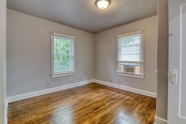 Building Photo - MOVE IN SPECIAL!!