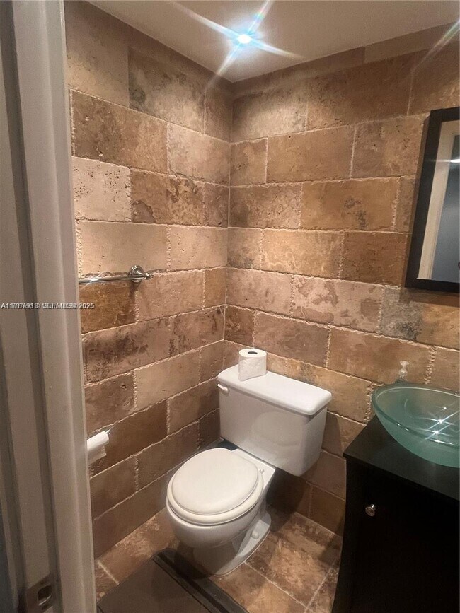 Building Photo - 1825 S Ocean Dr