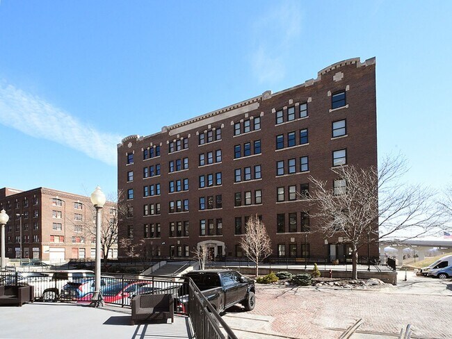 Building Photo - Beebe Runyan