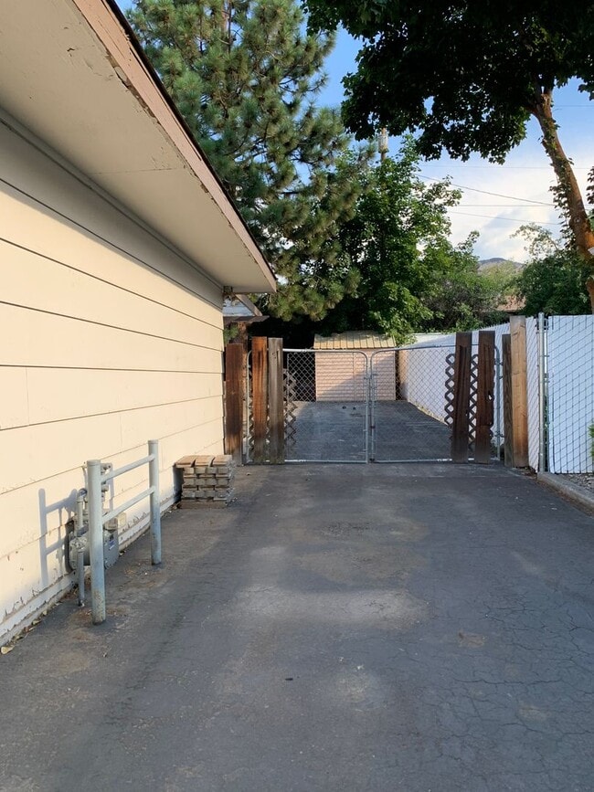 Building Photo - 3 Bedroom, 2 bath house