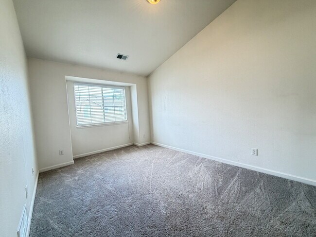 Building Photo - "Spacious 2-Bed, 2-Bath with attached garage"