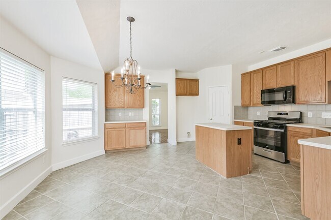 Building Photo - 7 Heron Hollow Ct