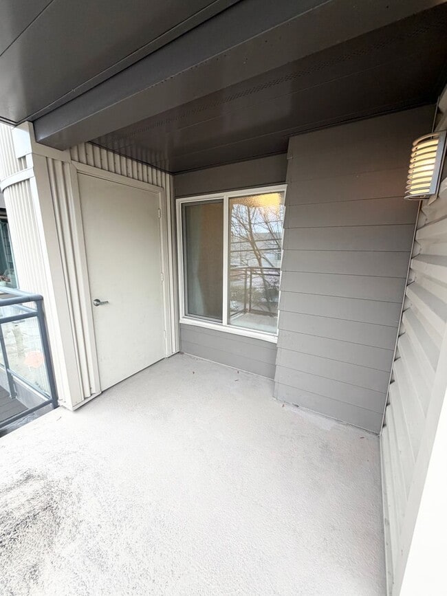 Building Photo - 1550 Eastlake Ave E