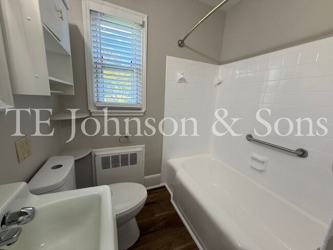 Building Photo - A Great Condo close to Atrium Health and Park