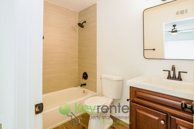 Building Photo - Updated 3 Bedroom Single Level Condo in La...