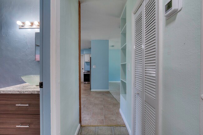 Building Photo - 1133 Bradenton Rd