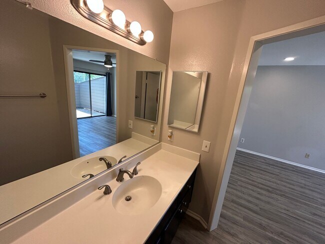 Building Photo - Beautiful 3 Bed 2 Bath Condo in Yorba Linda with Greenbelt Views