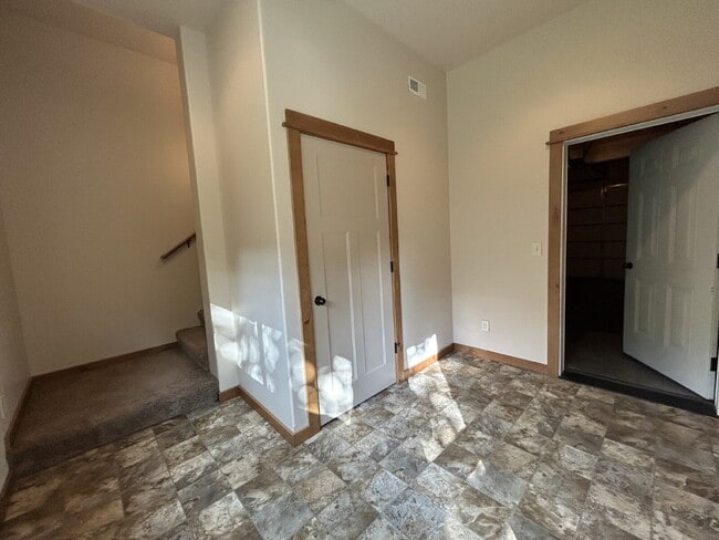 Building Photo - Upgraded 2 Bed, 1.5 Bath Townhouse with St...