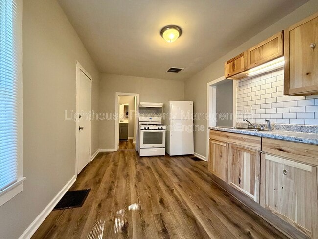 Building Photo - 1011 Quarry Ave NW