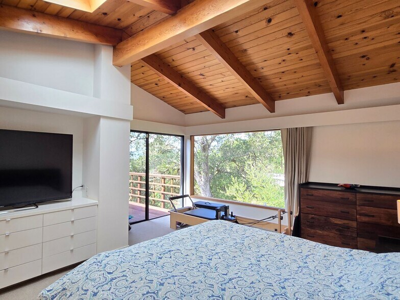 Building Photo - 17089 Crescent Dr