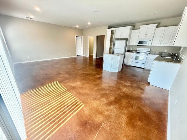 Building Photo - Spacious 3-bed/2-bath with Garage!
