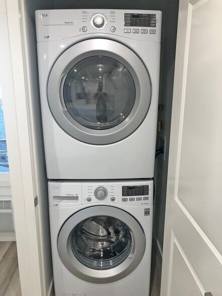 Building Photo - 1263 S Dunsmuir Ave