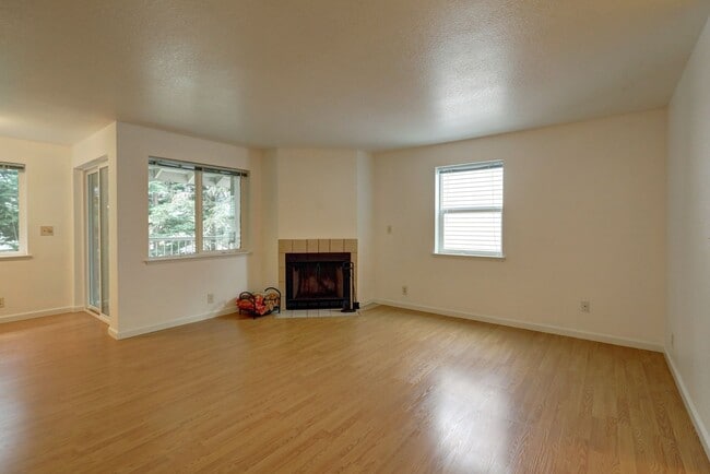 Building Photo - Beautiful 2 Bedroom Condo in Great Highlands Neighborhood!!
