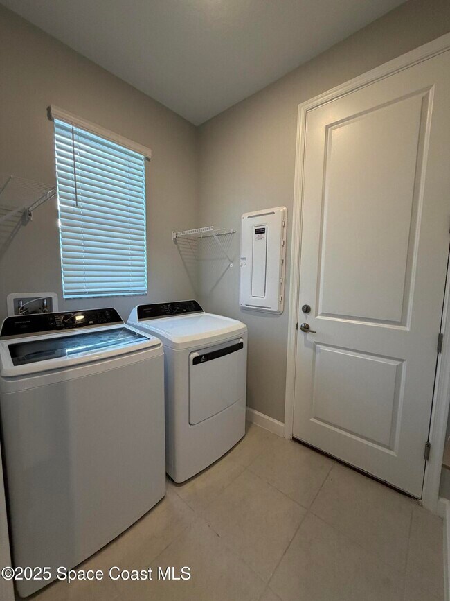 Building Photo - 1919 Croft Inlt Dr NW