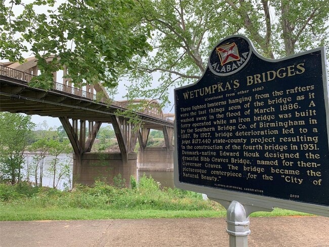 Building Photo - 101 N Bridge St