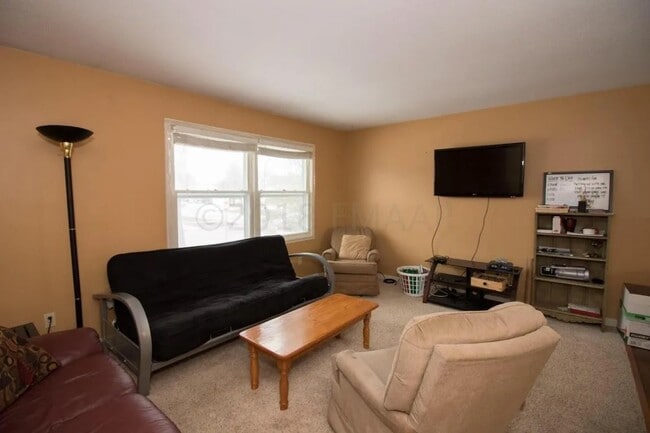 Building Photo - 2802-9 1/2 9 1/2 St N