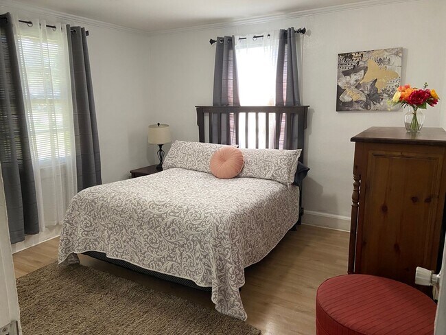 Building Photo - 2 Bedroom/1 Bath  - $1,060/Mo