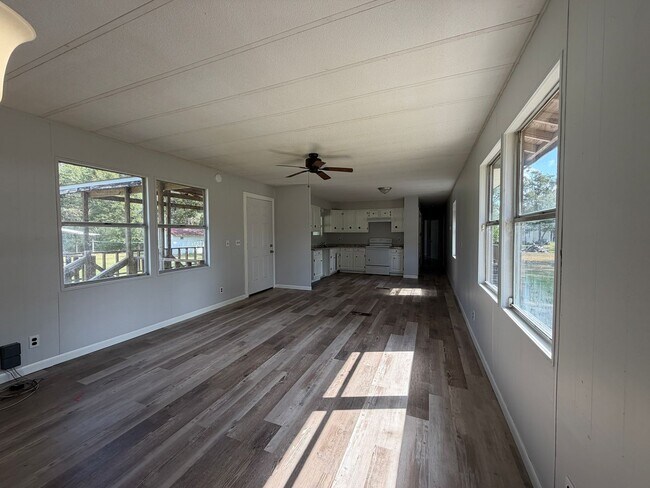 Building Photo - Spacious 3/2 available now!