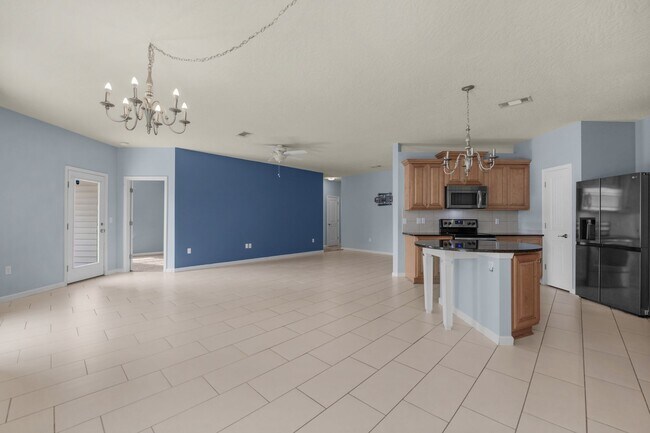 Building Photo - MOVE-IN SPECIAL!