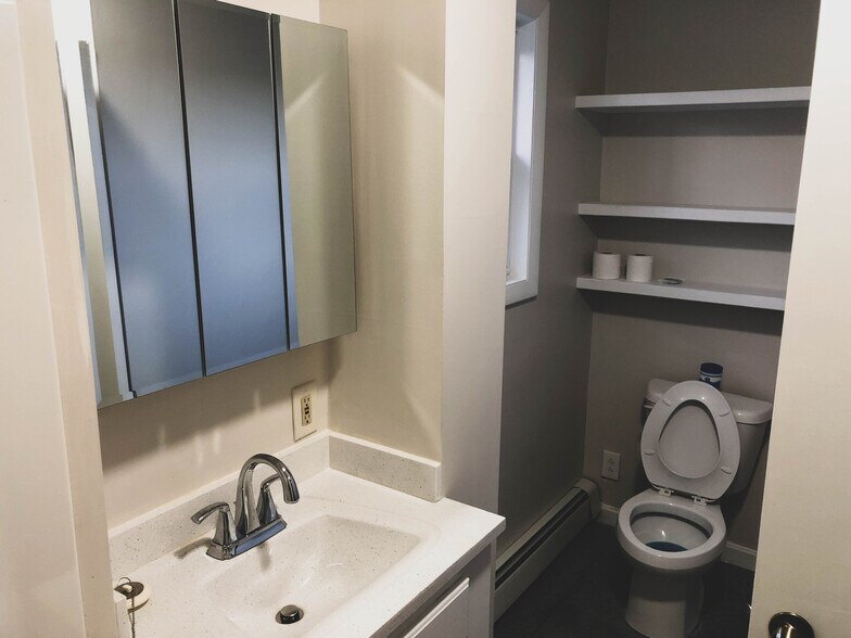 Bathroom 3a - 33 Tingley St