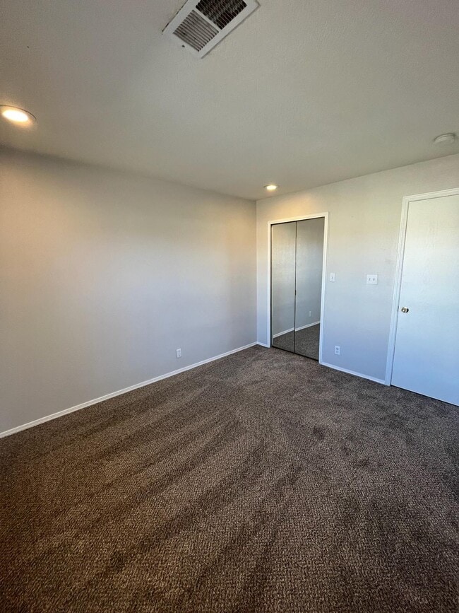 Building Photo - 805 Country Club Dr SE