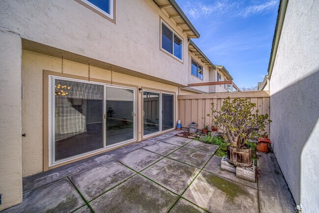 Building Photo - Sunnyvale Townhome, 3 beds 1.5 baths, Nice...