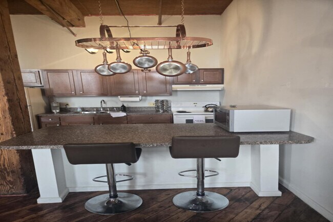 Building Photo - 227 Iron St