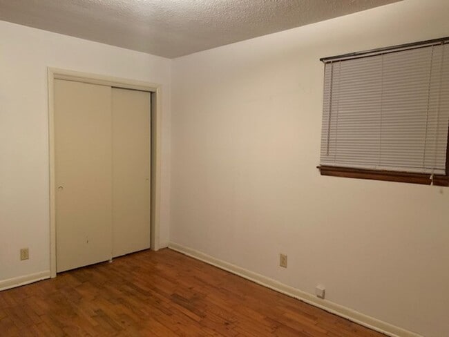 Building Photo - Great Location - 3 bedroom home available!