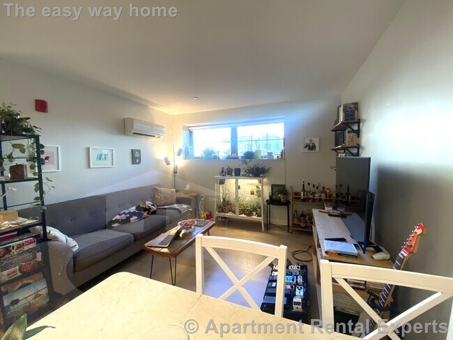 Building Photo - 10 Soden St