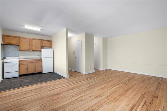 Building Photo - 437 Pelham Rd