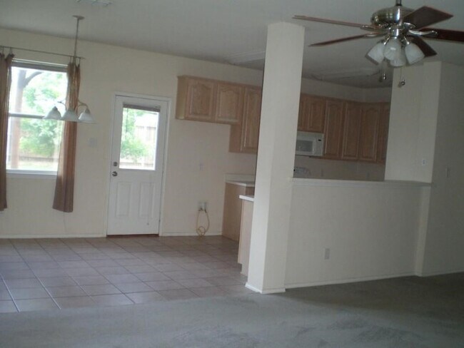 Building Photo - 2213 Willow Dr