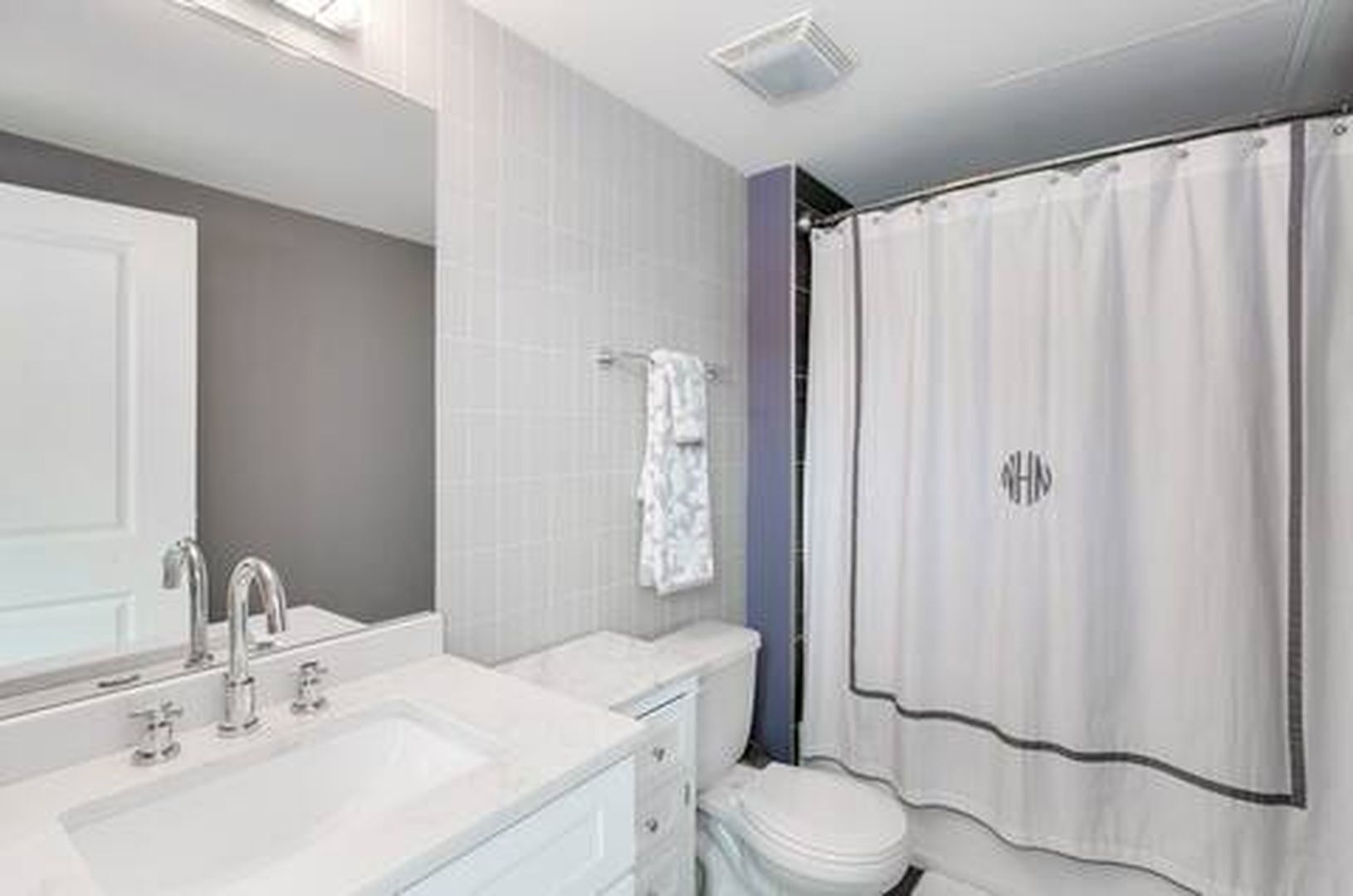 Building Photo - 720 W Evergreen Ave